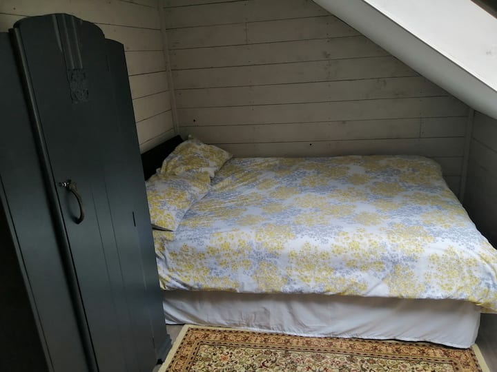 غرفة نوم رئيسية بسرير مزدوج