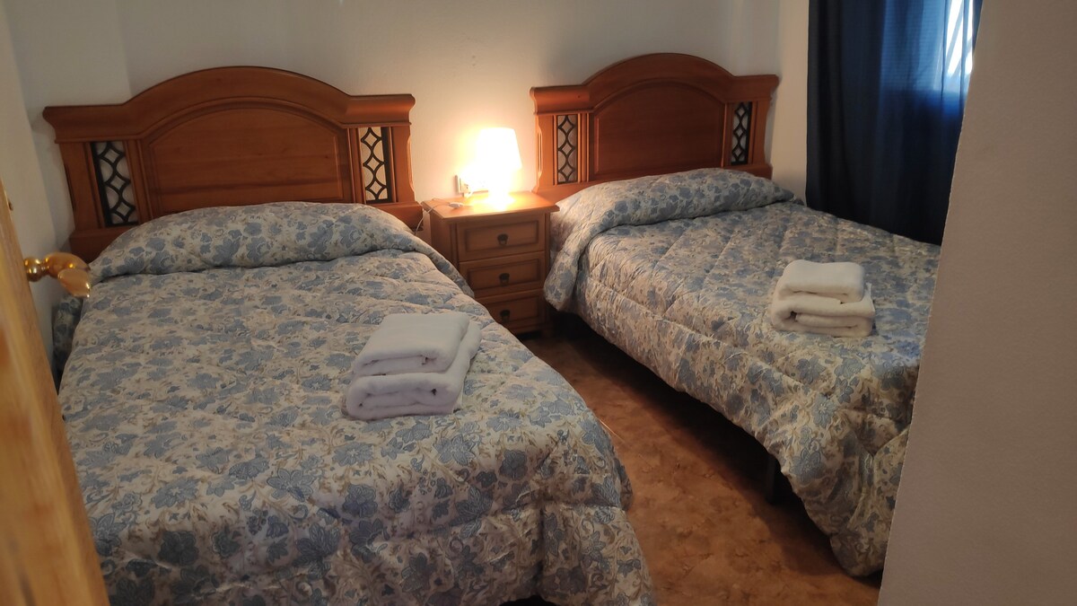 غرفة مزدوجة بمقاس 105 سم مع خزانة مدمجة 