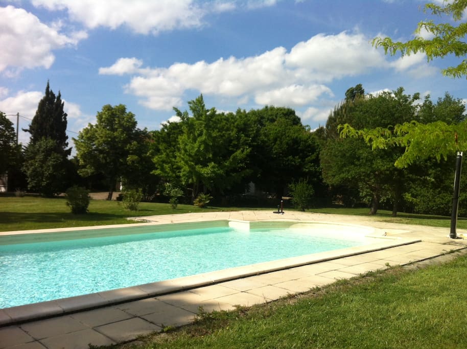 Piscine avec vue sur la maison