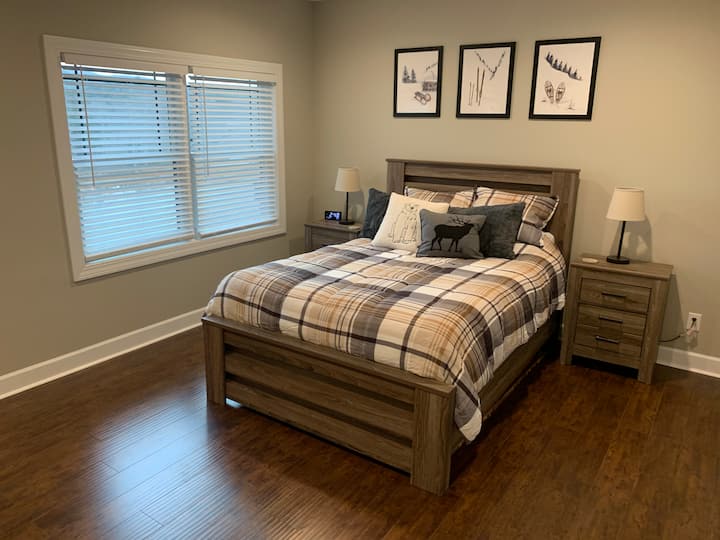 Chumba cha wageni kwenye ngazi ya 1. Balcony inakabiliwa na bwawa. Malkia kitanda. 