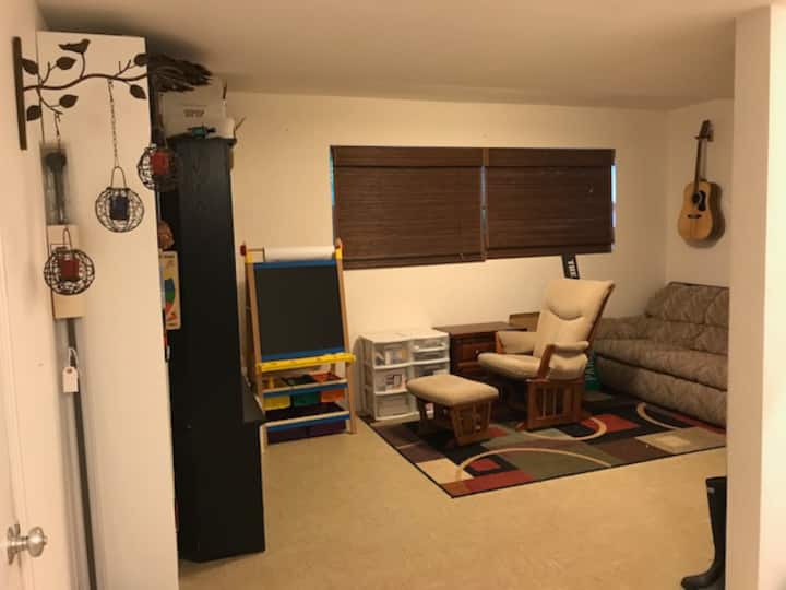 Obývacia izba na prízemí s rozkladacou pohovkou 