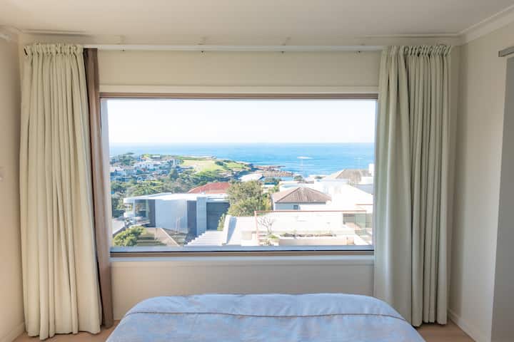 Dormitorio principal: despierta con el amanecer desde tu almohada y disfruta de unas vistas mágicas sobre Clovelly. ¡No querrás levantarte de la cama!