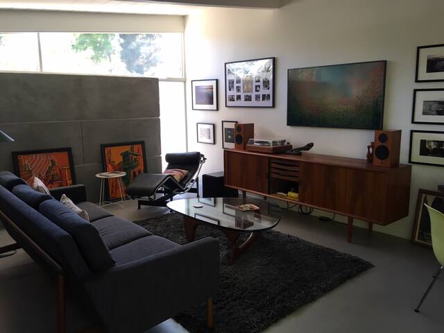 Peaceful and relaxing Eichler home gallery image 3