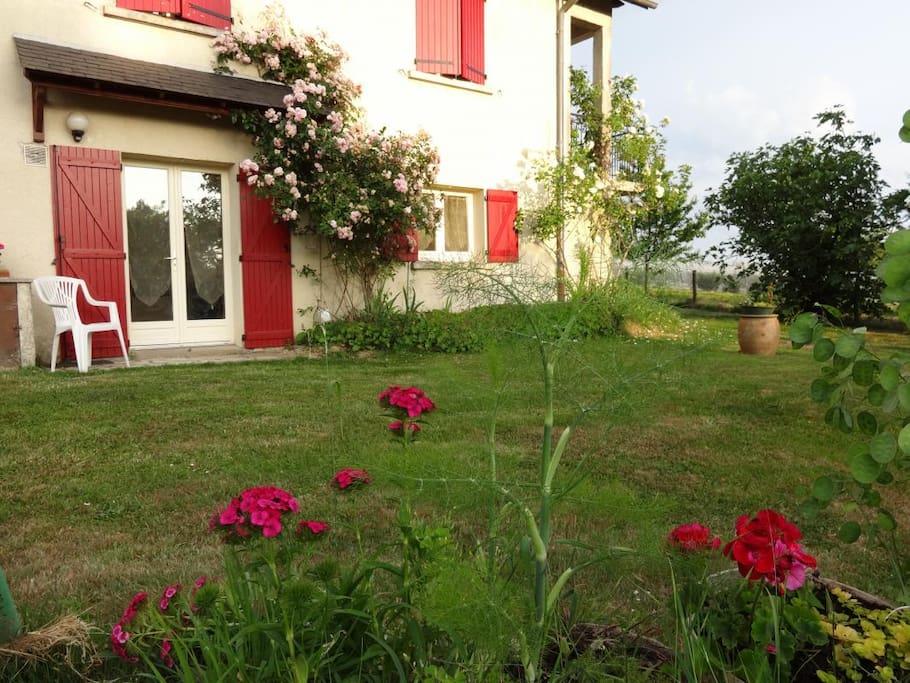 Entrée et jardin