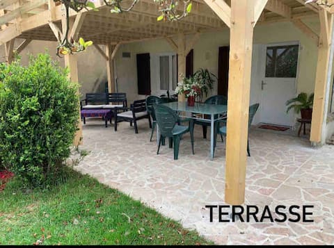 Top Airbnb: Apartment with terrace and garden. EuroDisney à Seine Et Marne