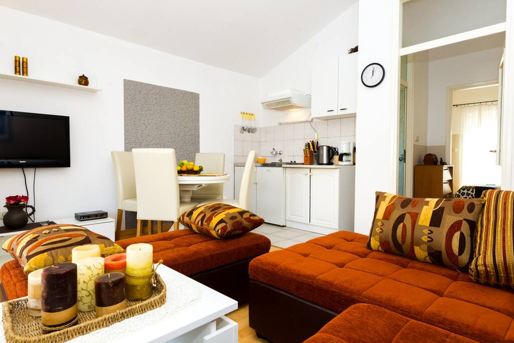 APP 1 LIVING ROOM