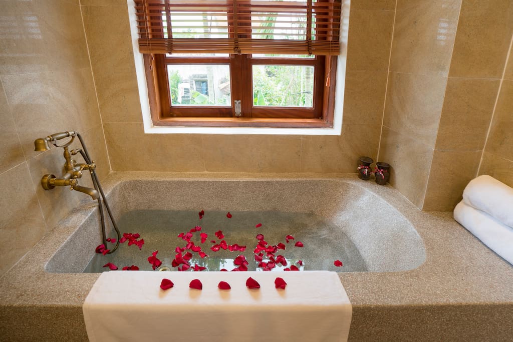 Bồn tắm với tầm nhìn ra vườn