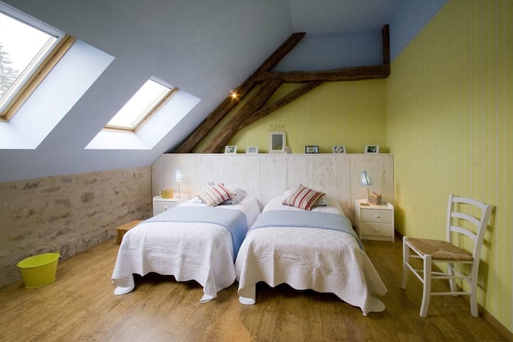 2 camas individuales en T190 x 90
doble vélux, lado este, 
almacenamiento con armario, y otro almacenamiento con estantes. 
parquet en el suelo. Pequeños ventiladores en pie.