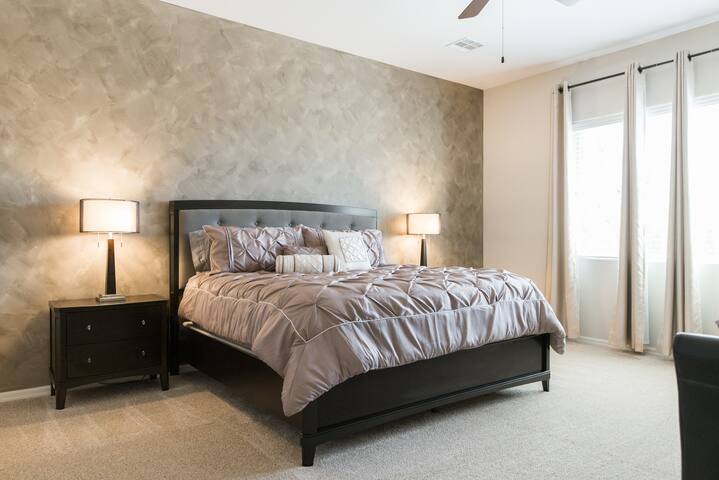 DELUXE HOME in Quiet Community gallery image 2