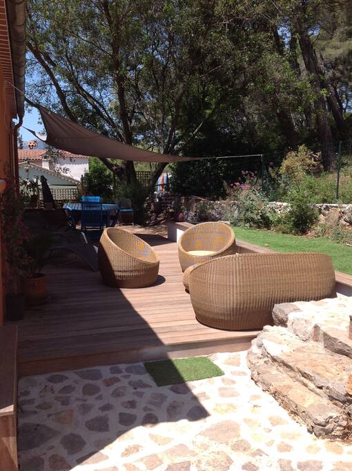 La terrasse au nord derrière la maison avec toile pare soleil et barbecue