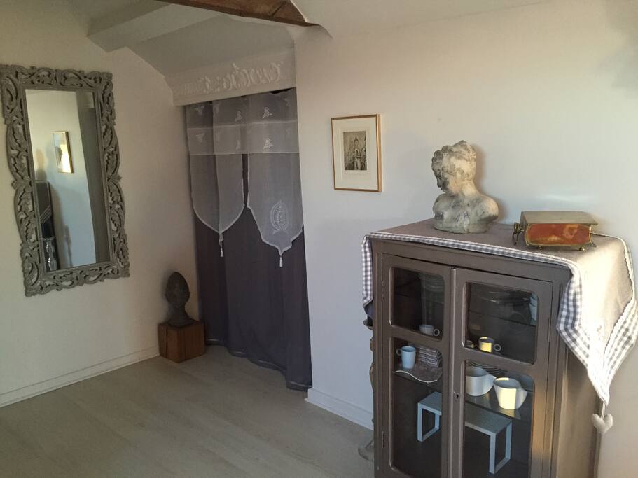 Côté entrée de l'appartement avec un grand rangement derrière le rideau.