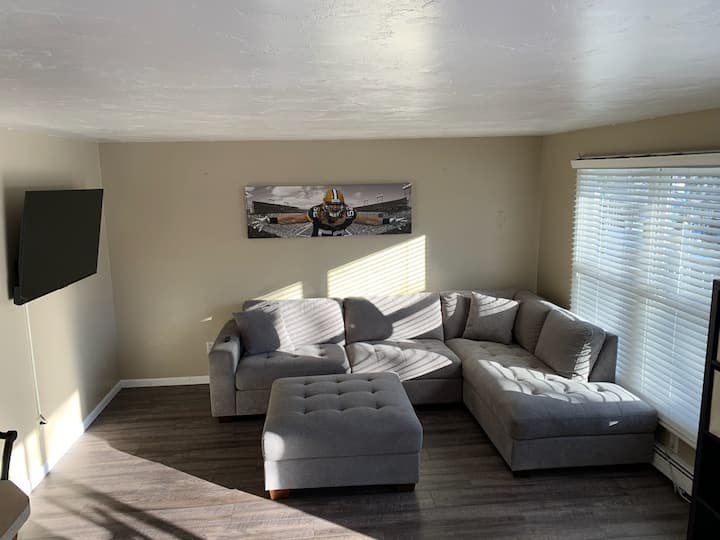Sala de estar, incluye un televisor roku 4k de 55 pulgadas