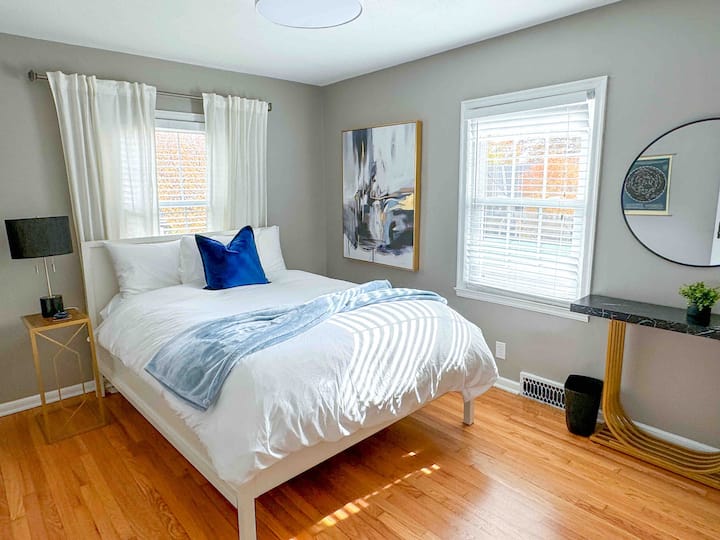 Chumba cha kulala chenye mwangaza, utulivu na maridadi kinatoa eneo lenye utulivu la kupumzika na kupumzika. Ina kitanda kizuri chenye mashuka laini. Furahia mguso wa uzingativu kama meza ya kisasa ya pembeni iliyo na taa na meza maridadi ya koni iliyo na kioo na kiti.  