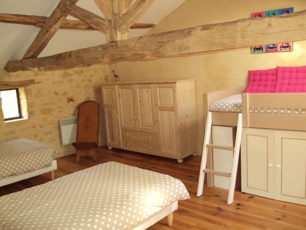 Dhoma e gjumit me 3 krevate tek 90x2m.