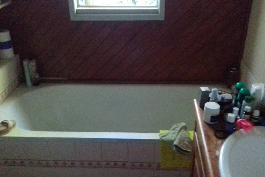 Deep long bath tub - mmmm!