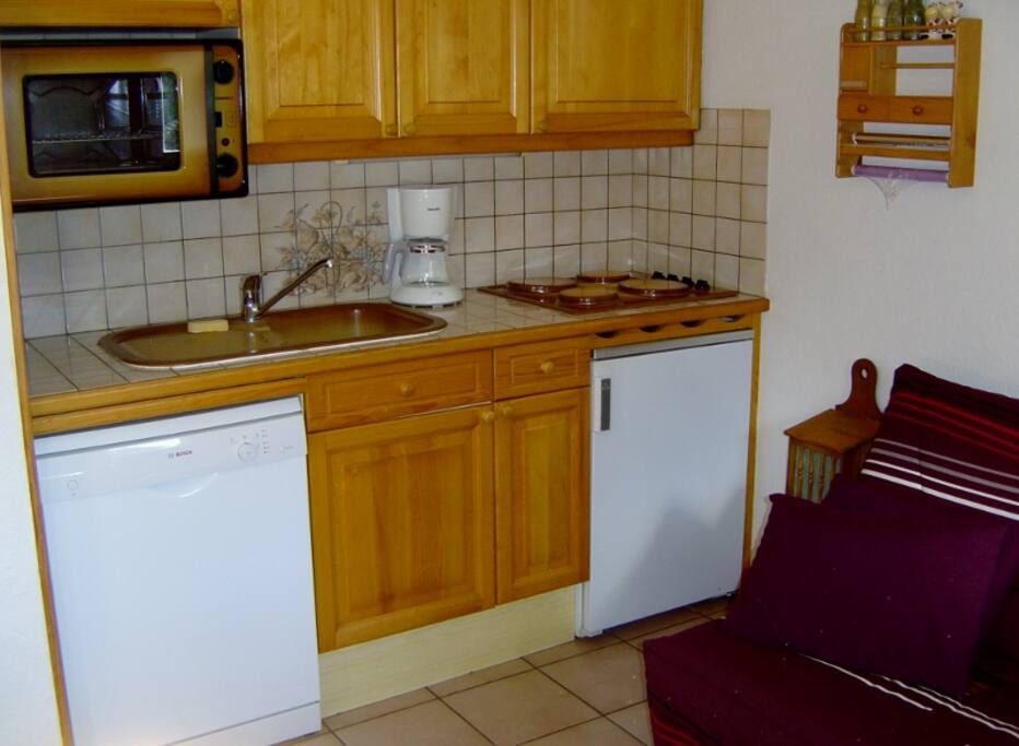 Séjour avec coin cuisine muni d'un lave vaisselle.