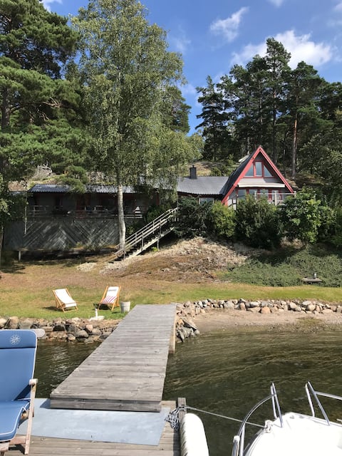 House with beach plot in the Stockholm Archipelago near the city