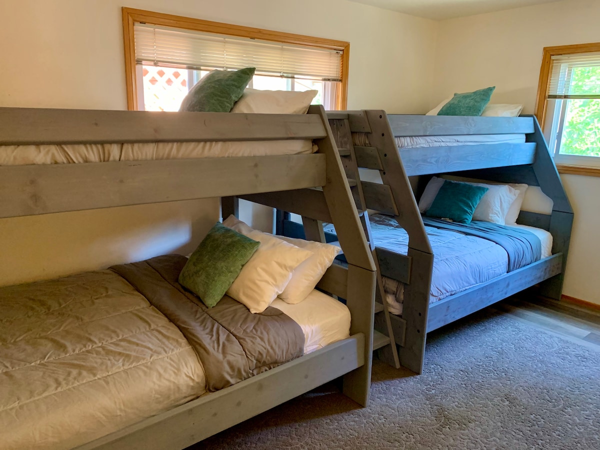 Dvostruki kreveti na vrhu i kreveti pune veličine na dnu. Podržava djecu i odrasle.