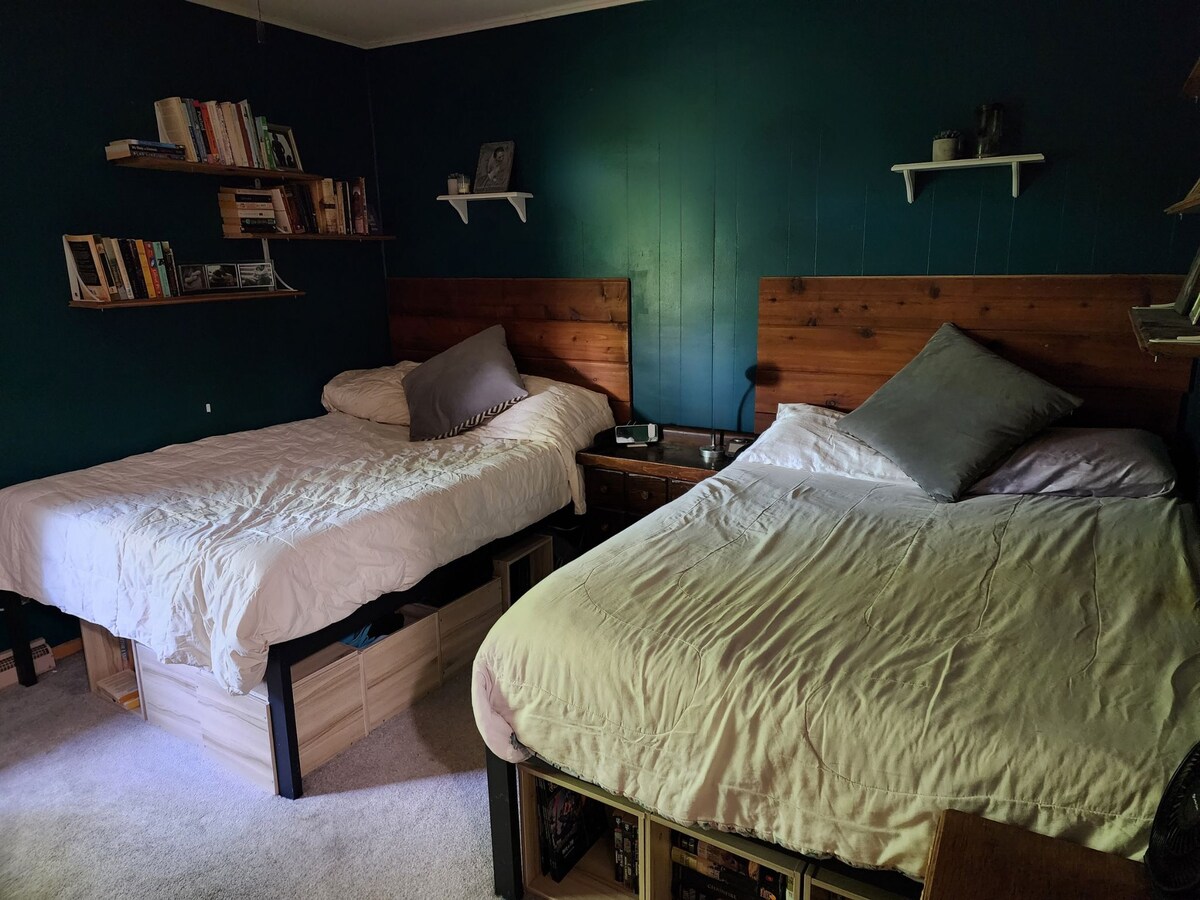 Dhoma e gjumit 2 me 2 krevate me madhësi të plotë.