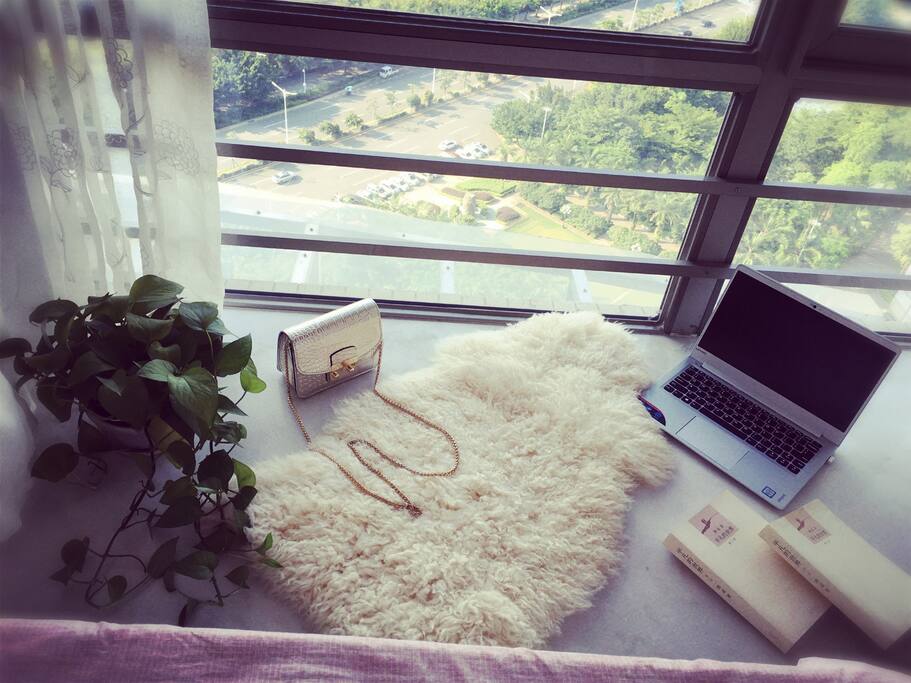 如果你想发发呆,看看书,这个飘窗是个不错的位置,还可以眺望窗外的湖景让你的身心彻底的平静。