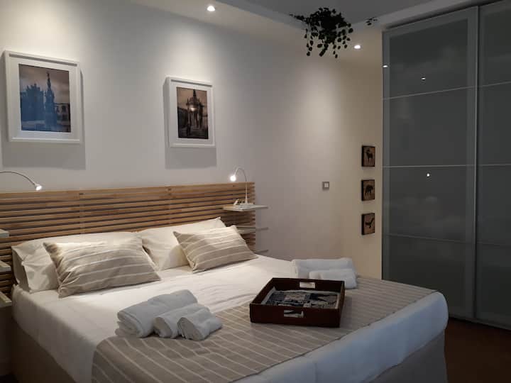 Camera da letto principale, matrimoniale, con bagno attiguo e stanzino per le valigie, situata al primo piano