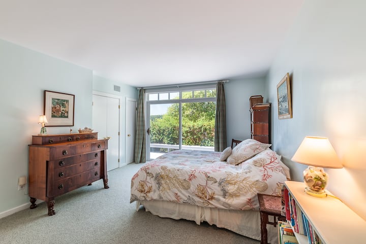 Dormitorio de invitados con cama tamaño queen