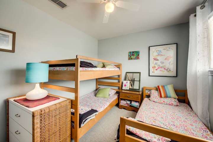 Ორსართულიანი საწოლები (საბავშვო ოთახი)