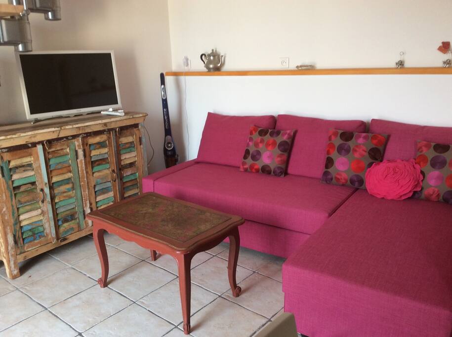 Salon cosy télévision écran plat, intérieur entièrement refait à neuf.