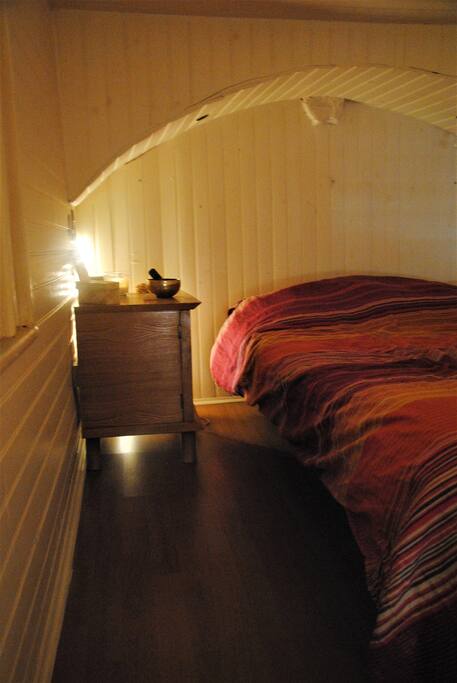 Le lit que je propose à mes hôtes sur la mezzanine.