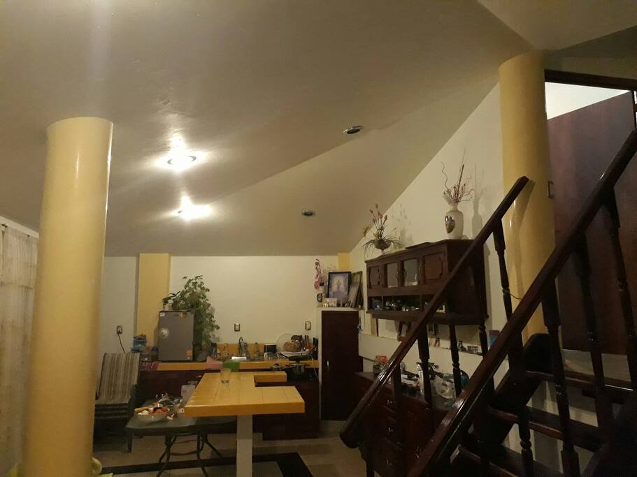 el lado derecho está la puerta de tu habitación tambien se puede apreciar el comedor y la cocina