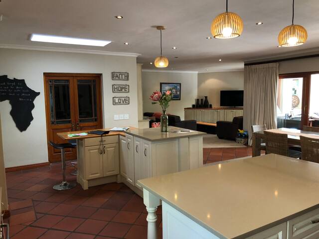 Beautiful home near Constantia wine farms gallery image 5