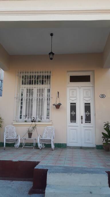 Fachada Villa Lolita con garage para su auto