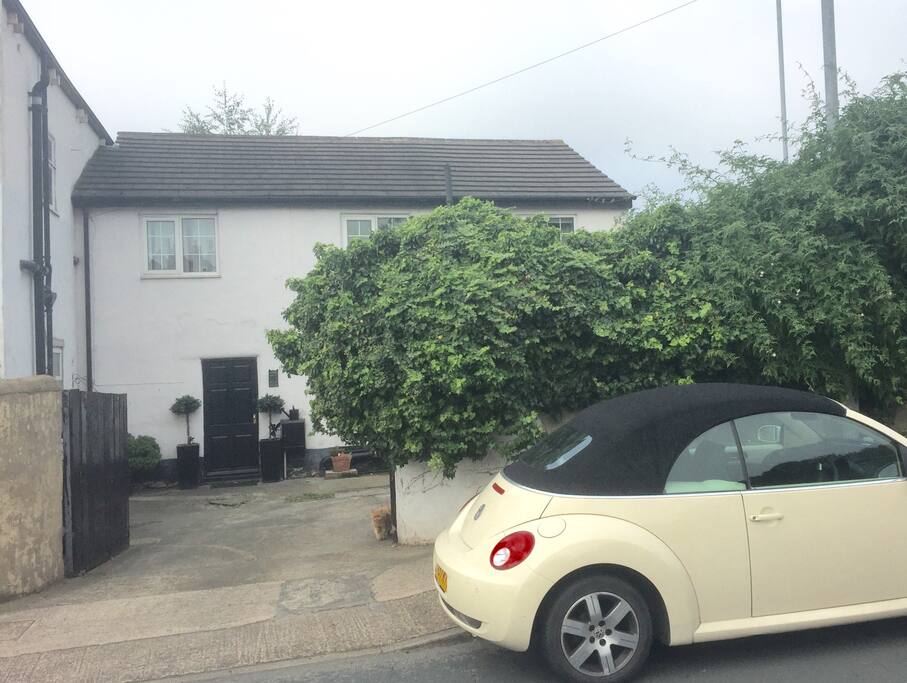 Manor Cottage from the roadside .