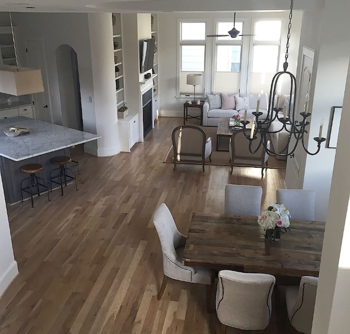 Main floor with open floor plan (floor 2)