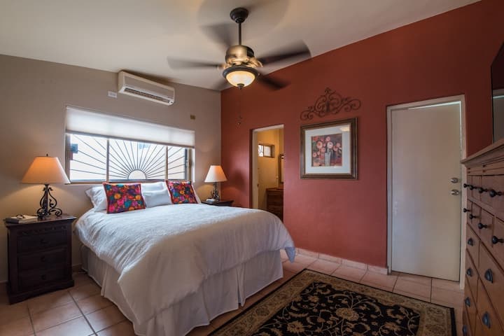 ห้องนอนใหญ่พร้อมห้องน้ำในตัว