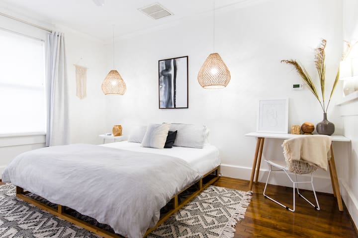 Spacious▵King Bed▵Parking▵W/D▵ Covid-19 Prepped