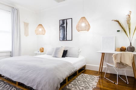 Spacious▵Bright + Airy▵King Bed▵Parking▵W/D▵Wifi