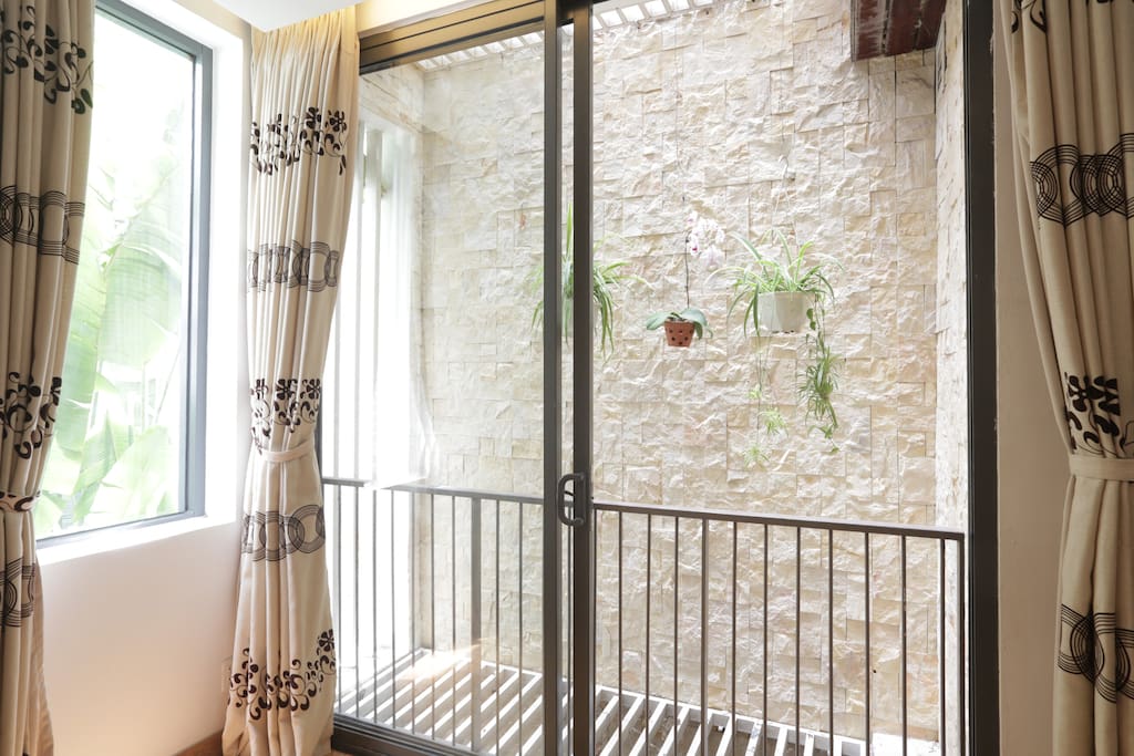 Lightwell cho phép nắng dồi dào để đổ vào phòng mùa hè của chúng tôi.