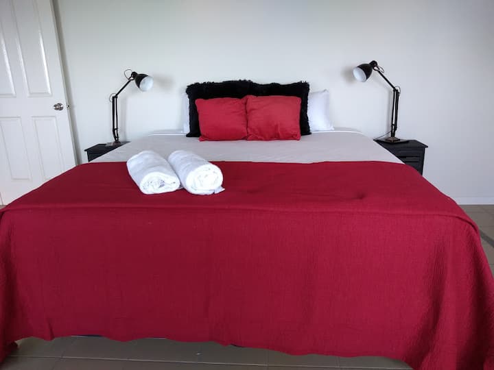 ห้องนอนที่ 2 จะเป็นเตียงคู่หรือเตียงเดี่ยวสองเตียงก็ได้