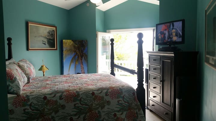 Chumba kikubwa cha kulala. Matandiko ya premium, godoro, TV ya HD na video za BURE ZA HULU na Amazon Prime.