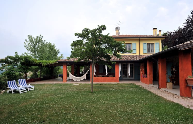 villa with swimming pool in the hills of Piacenza