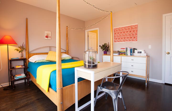 Room With Large Private Balcony Condominiums For Rent In Chicago Illinois United States