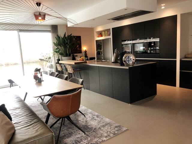 Lovely spacious waterfront home with garden! gallery image 3