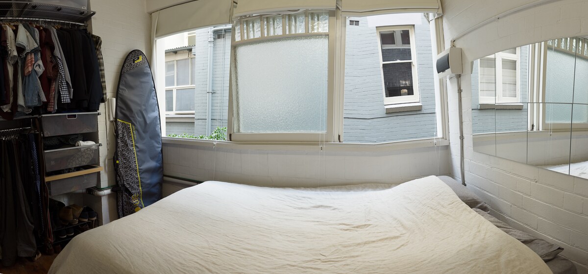 带标准双人床和全百叶窗的卧室。 