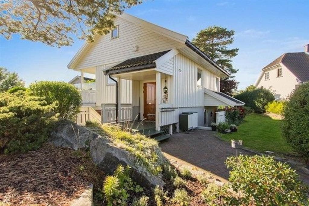 Huset. Inngang til sokkelleilighet nede til høyre.