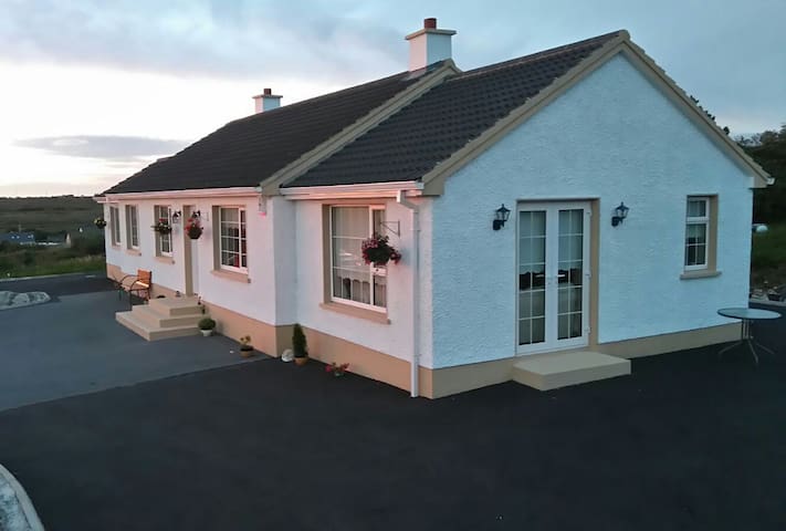 Ardara relaxing home, wonderful views room 1