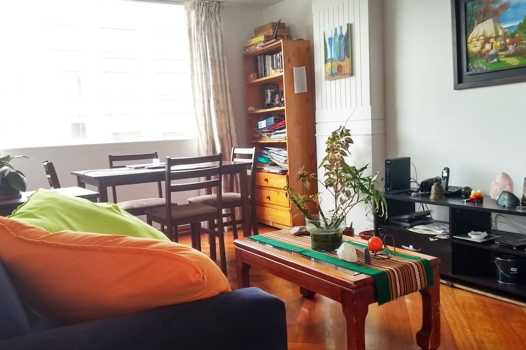Apartamento con vista, ubicado en tercer piso, a una cuadra de Transmilenio y varios restaurantes, en la zona norte de Bogotá, a pocas cuadras hay parques y salas de cine, baño privado aseado, posibilidad de dormir más huéspedes en sofá cama de la sala, no fumar, cuenta con garaje.