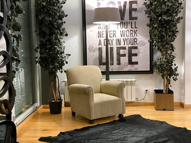 Villa cuatro pisos , jardin con piscina y barbacoa gallery image 2