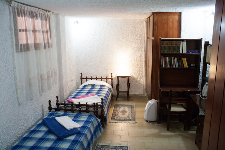 Habitación privada en sótano con baño