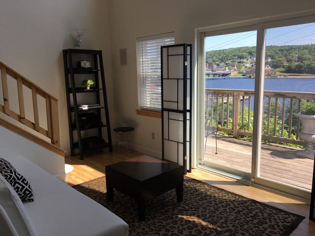 Unit #2 Clean, cozy 1BR overlooking Portage Canal.